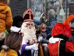 L'arrivo di San Nicola (Sinterklaas) nel centro di Den Haag (Olanda). Col suo cappello rosso e la lunga barba bianca, San Nicola giunge in città ogni anno a metà novembre su ...