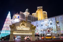 Las Vegas  fotografata nel periodo di Natale e Capodanno, Stati Uniti: siamo di fronte al Casino Venetian- © oneinchpunch / Shutterstock.com