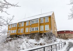 Lasarettet sull'isola di Odderoya, Kristiansand, Norvegia. L'edificio dalla facciata giallo ocra venne costruito nel 1804 per ospitare le persone contagiate dal colera.



