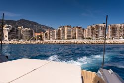 Lasciando Cap d'Ail via mare, Francia. Sullo sfondo, i palazzi residenziali che si affacciano sul Mediterraneo.

