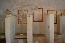 Latrine nel Convento di Tepoztlán: la particolarità di queste latrine all'interno dell'ex-Convento de la Natividad consite nel presentare, sulle pareti, alcune poesie ...