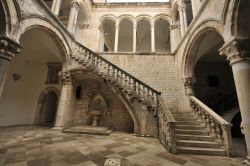 L'atrio del Palazzo dei Rettori a Dubrovnik, Croazia. Questo edificio, sede del governo della Repubblica di Ragusa, ospita oggi il museo cittadino. E' stata anche location per alcune ...