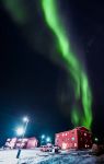 L'aurora boreale nel cielo della città di Longyearbyen, isole Svalbard, Norvegia. Grazie a questo suggestivo fenomeno ottico dell'atmosfera terrestre si formano bande luminose ...