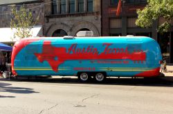 L'Austin Airstream Trailer, centro visitatori mobile (Texas). Lo si trova sulla 6th Street durante la  Formula One Fan Fest - © Tricia Daniel / Shutterstock.com