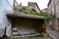 Il lavatoio di Lourmarin (Provenza, Francia). Qui un tempo si lavavano i panni, mentre oggi, sapientemente conservato, ha soprattutto una funzione estetica.