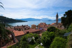 Laveno Mombello fotografata dalle colline, Lombardia. In epoca medievale questo borgo fu abitato da pescatori - © Oleksandr Katrusha / Shutterstock.com