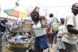 Lavoratori indaffarati nell'affollatissimo mercato di Port-au-Prince, Haiti - © arindambanerjee / Shutterstock.com