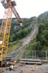 Lavori di costruzione della nuova funicolare di Stoos, Svizzera. Si presenta con cabine cilindriche e un particolare sistema che ne mantiene costantemente il piano in posizione orizzontale al ...