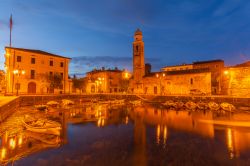 Lazise by night il fascino del borgo sul Lago di Garda - © Lukasz Szwaj / Shutterstock.com