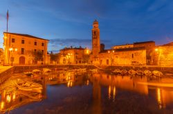 Lazise by night il fascino del borgo sul Lago ...