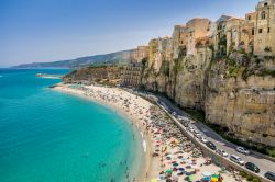 La spiaggia di Tropea è sicuramente tra le 10 spiagge più belle di tutta la Calabria. Si trova sul versante tirrenico