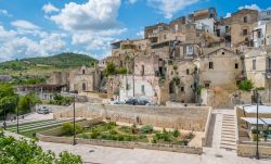 Le abitazioni del centro storico di Gravina in Puglia, sud Italia. Il centro ospita nel suo sottosuolo un mondo nascosto ricco di tesori: cunicoli, cantine, granai, forni seicenteschi e chiese ...