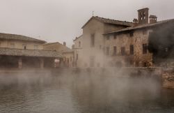 Le acque calde e fumanti, in inverno, di Bagno Vignoni in Toscana