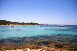 Le acque cristalline del Mediterraneo lambiscono la costa di Bandol, Francia - © Anna Biancoloto / Shutterstock.com