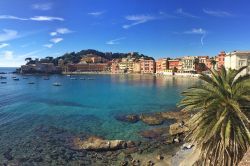 Le acque cristalline su cui si affaccia la Baia del Silenzio a Sestri Levante, Liguria.
