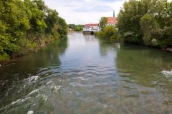 Le acque del fiume Iller nella città di Kempten, Algovia, Germania. Lungo 146 chilometri, conflusice nel Danubio.
