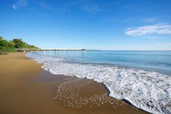Le acque dell'oceano si infrangono sulla spiaggia di Hervey Bay nel Queensland, Australia.
