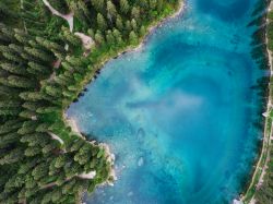 Le acque limpide del Lago di Carezza nelle Dolomiti, fotografate con un drone.