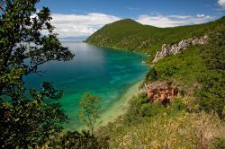 Le acque limpide del Lago di Ohrid in Macedonia - © skapuka / Shutterstock.com