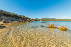 Le acque limpide di Cala Burantinu a sud di Alghero in Sardegna.