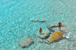 Le acque trasparenti di Cala Azzurra a Favignana, arcipelago delle Egadi in Sicilia. - © poludziber / Shutterstock.com