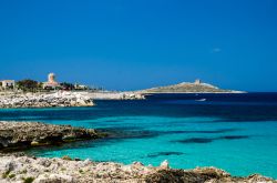 Le acque turchesi e pulite di Isola delle Femmine in provincia di Palermo (Sicilia)