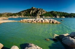 Le acque verde del Lago Coghinas nel cuore della Sardegna.
