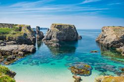 Le acque verde smeraldo che lambiscono l'isola di Belle Ile en Mer in Bretagna, Francia.