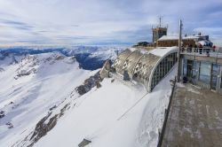 Le Alpi bavaresi innevate viste dalla piattaforma dello Zugspitze a Garmisch-Partenkirchen, Baviera (Germania).
