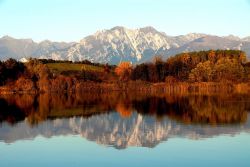 Le Alpi Carniche in autunno, fotografate dal lago di Ragogna in Friuli - © Johann Jaritz - CC BY-SA 3.0 - Wikimedia Commons.