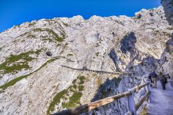 Le Alpi e il percorso per Eisriesenwelt (cave di ghiaccio) a Werfen, Austria. Con una estensione interna di 42 km, sono le grotte di ghiaccio più grandi al mondo.
