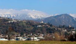 Le Alpi Giulie fanno da cornice al paesaggio di Tarcento in Friuli Venezia Giulia