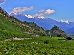 Le Alpi svizzere del Vallese con il Castello di Saillon che domina la valle del Rodano