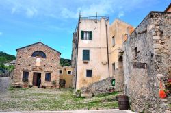 Le antiche case del borgo montano di Borgio Verezzi in Liguria - © maudanros / Shutterstock.com
