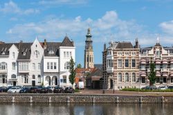 Le antiche case di Middelburg affacciate sul canale, Olanda - © Natalia Paklina / Shutterstock.com