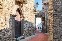 Le antiche case in pietra nel centro di Guardia Perticara, Basilicata.Testimonianze antiche rivelano la presenza di un nucleo abitato sin dalla prima età del ferro.
