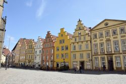 Le antiche dimore lungo il centro storico di Osnabruck, Germania. Passeggiando in questa cittadina si respira un'atmosfera rilassata ma allo stesso tempo anche molto elegante - © Alizada ...