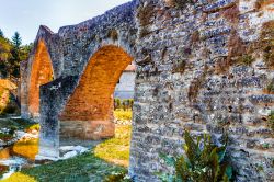 Le arcate dello storico Ponte di San Donato vicino al borgo di Modigliana in Romagna