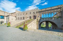 Le architetture medievali di Piazza San Lorenzo a VIterbo con il Palazzo dei Papi - © ValerioMei / Shutterstock.com