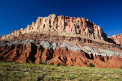 Arenarie stratificate e colorate a Capitol Reef, Utah. Fondato nel 1971, questo parco si estende per 160 km ed è aperto al pubblico tutto l'anno. Pareti rocciose variopinte, canyon ...