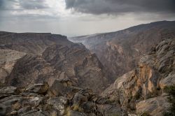 Le aspre montagne dell'Hajar nei pressi di Nizwa, Oman. Questa catena montuosa dell'Oman settentrionale è situata parallelamente alla costa del Golfo di Oman. E' formata per ...