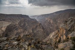 Le aspre montagne dell'Hajar nei pressi di Nizwa, Oman. Questa catena montuosa dell'Oman settentrionale è situata parallelamente alla costa del Golfo di Oman. E' formata per ...