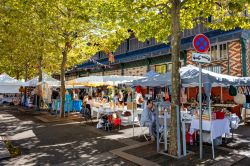 Le bancarelle di un mercatino nel centro di Saint-Jean-de-Luz, Francia - © AWP76 / Shutterstock.com