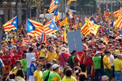 Le bandiere della Catalogna sventolano fiere sulle strade di Barcellona. E' la Diada, la festa catalana - © Iakov Filimonov / Shutterstock.com