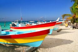 Le barche colorate dei pescatori ormeggiate sulla spiaggia di Isla Mujeres, Messico.

