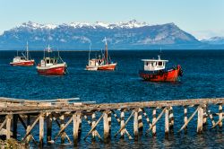 Le barche colorate in legno al porto di Puerto Natales, Cile - © Ksenia Ragozina / Shutterstock.com