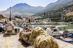 Le barche dei pescatori lungo la marina di Castellammare del Golfo, provincia di Trapani, Sicilia