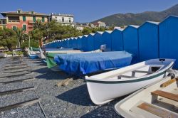 Le barche dei pescatori ormeggiate lungo la spiaggia di Arenzano, provincia di Genova, Liguria.
