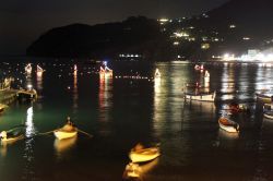 Le barche nel mare di Levanto prima dei fuochi della Festa di San Giacomo (Liguria) - © Adriano Castelli / Shutterstock.com