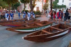 Le barche pronte alla corsa del Palio a Passignano sul Trasimeno - © Frank Bach / Shutterstock.com
